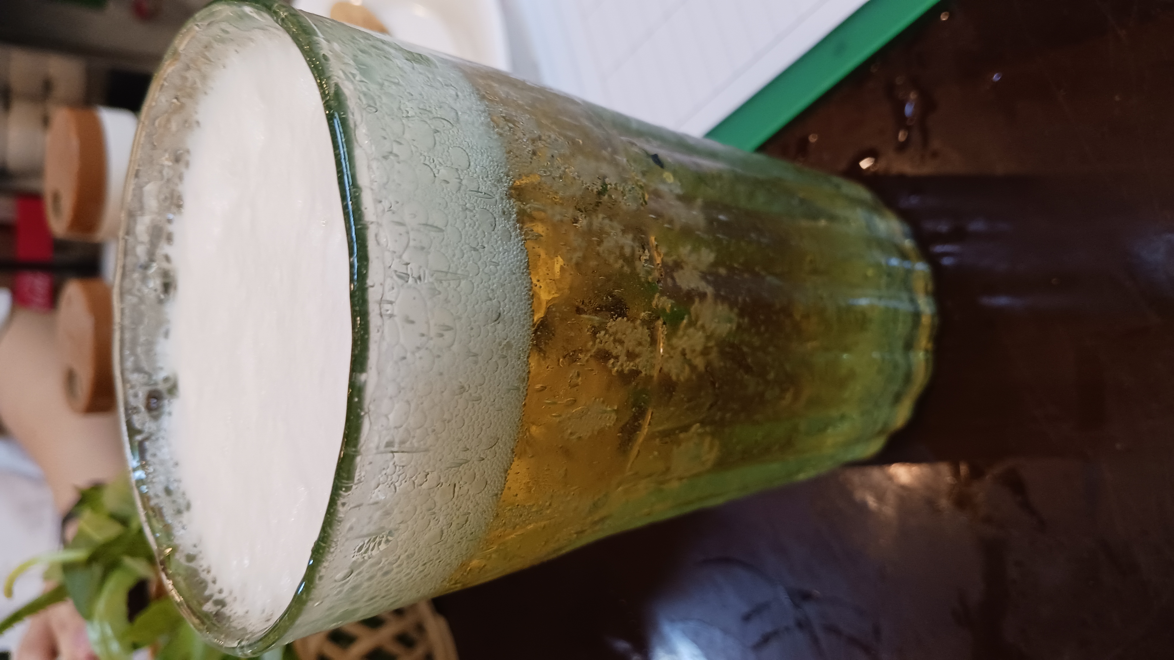 ローカルなレストランで飲めるビール。60円くらい。世界で一番安いらしい